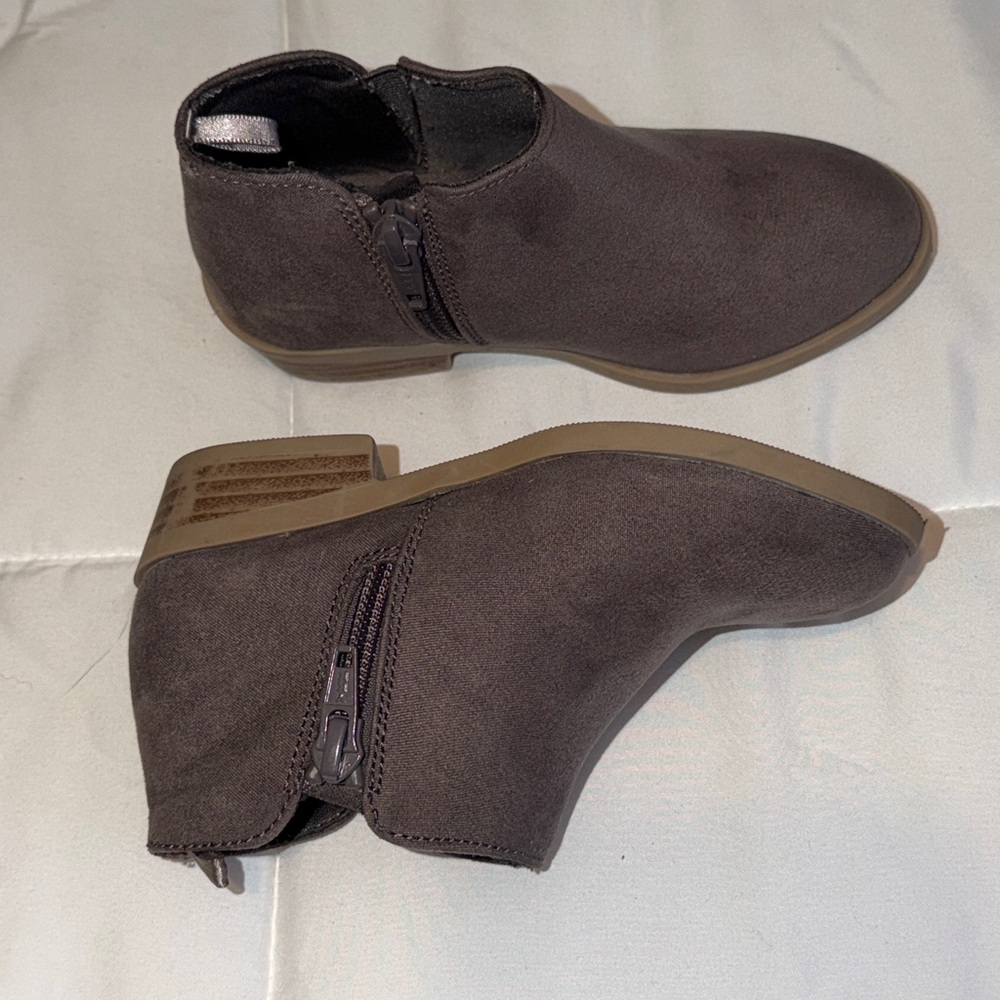 Ollio Gray Suede Ankle Boots